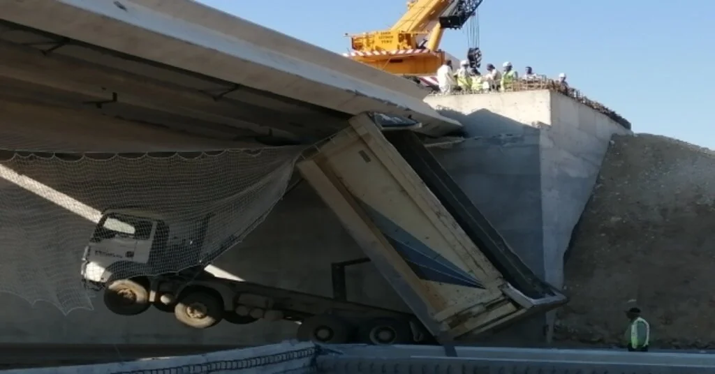 İzmirde Damperi Açık Kalan Kamyon Viyadüğe Çarptı: 1 Yaralı
