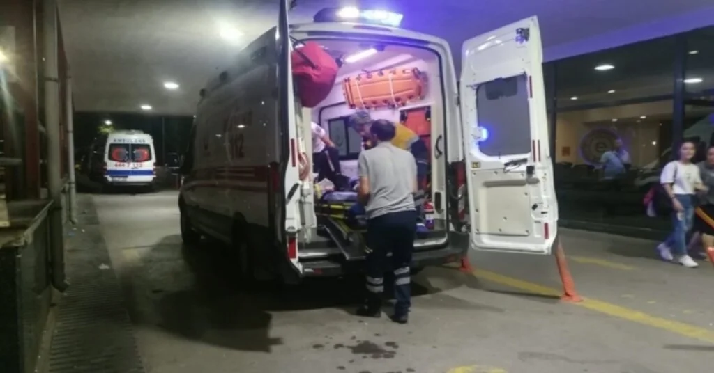 İzmirde Döner Bıçaklı Kavga: 3 Yaralı