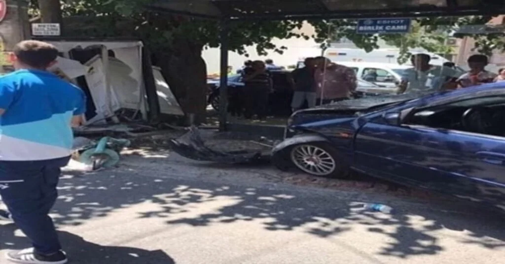İzmirde Otomobil, Otobüs Durağına Daldı: 2 Yaralı