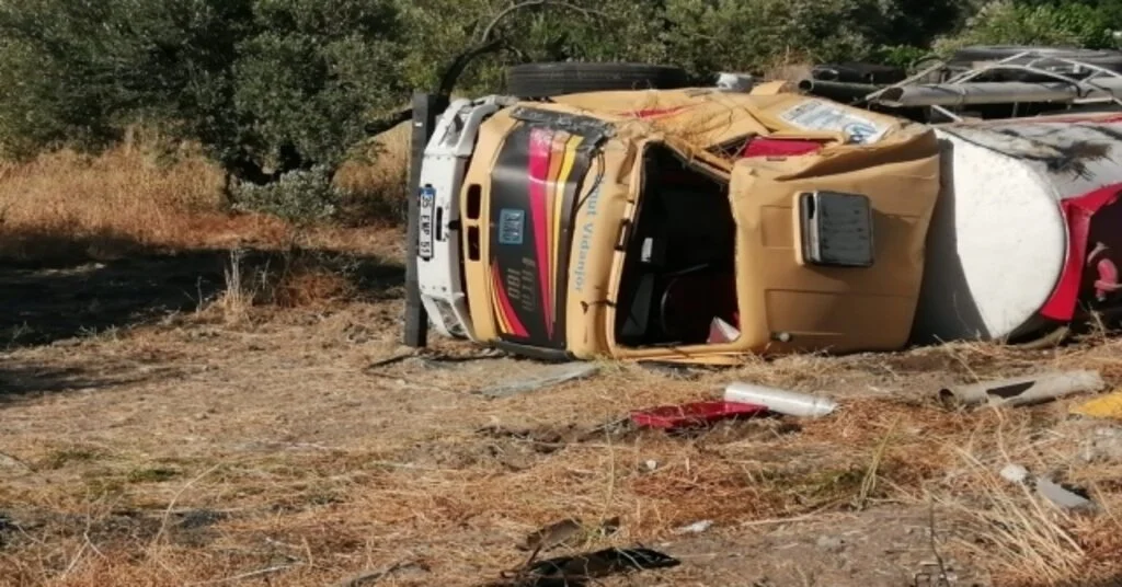 İzmirde Vidanjör Devrildi: 1 Yaralı