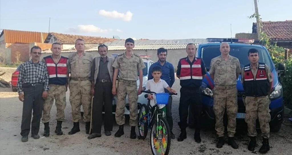 Jandarmadan "İnşallah bana çıkar" diyen Bedirhan’a bisiklet sürprizi 