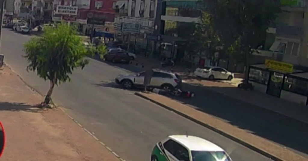Kafası Otomobilin Altında Kaldı, Kaskı Sayesinde Kurtuldu