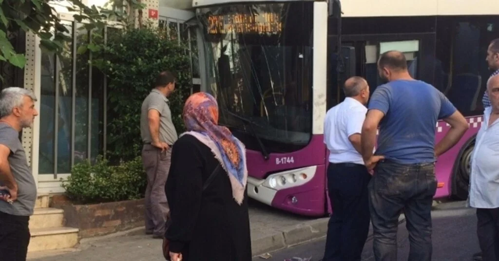 Kağıthanede Freni Boşalan Halk Otobüsü İş Yerine Girdi