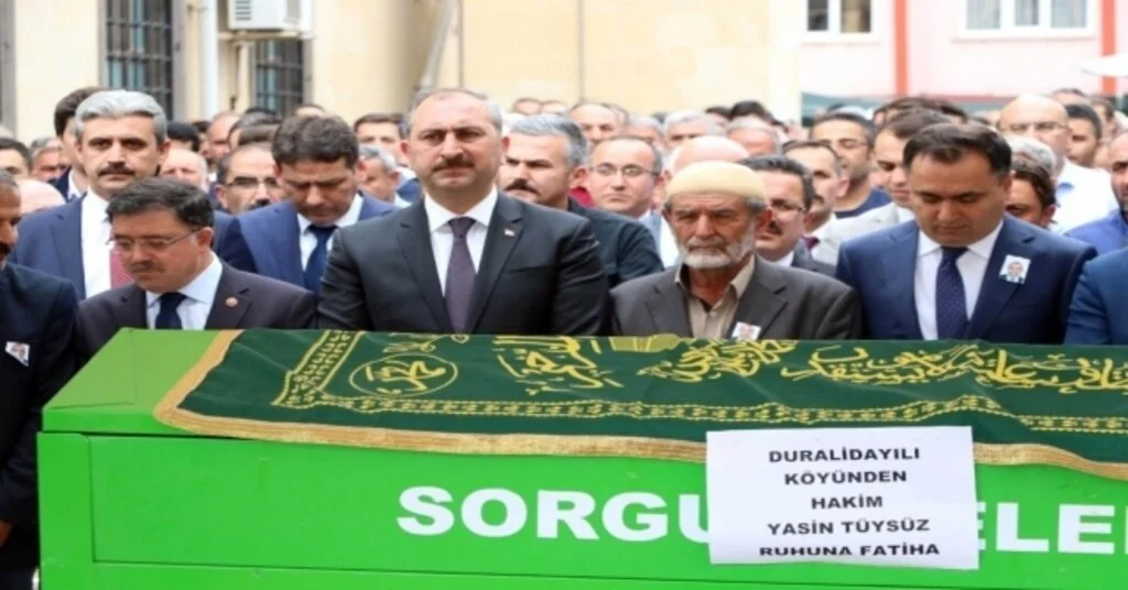 Kalp Krizinden Ölen Hakim Sorgunda Toprağa Verildi