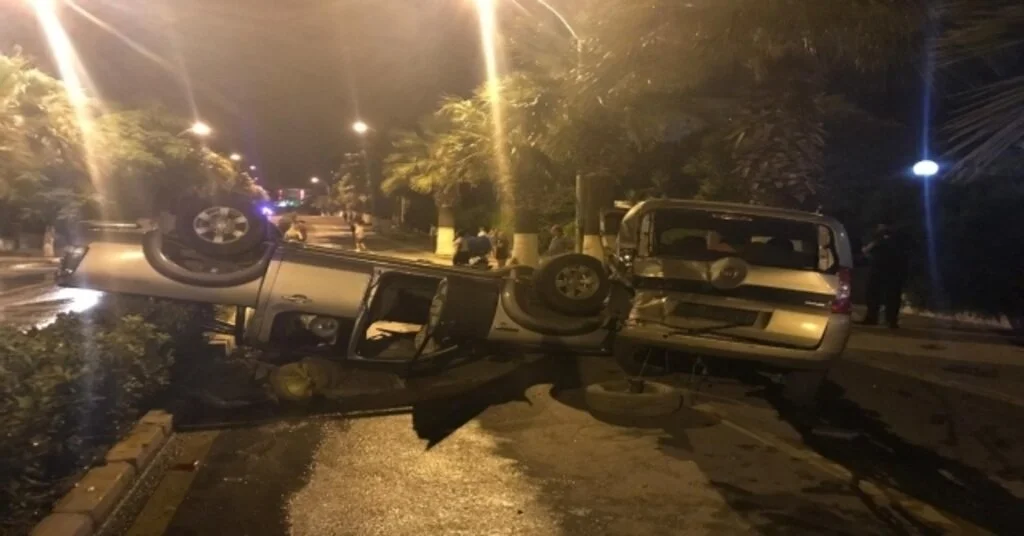 Kamyonet Park Halindeki Araçlara Çarptı: 1 Yaralı