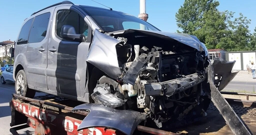 Kamyonetle çarpışan minibüs 3 araca daha çarptı: 7 yaralı