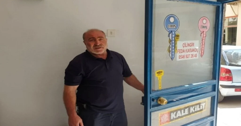 Kapısını Kapatmayanlara Sinirlenip Otomatik Kapı Yaptı
