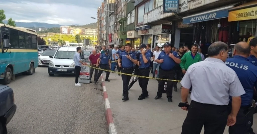 Kavgayı Ayırmaya Çalışan Baba, Cadde Ortasında Silahla Vuruldu