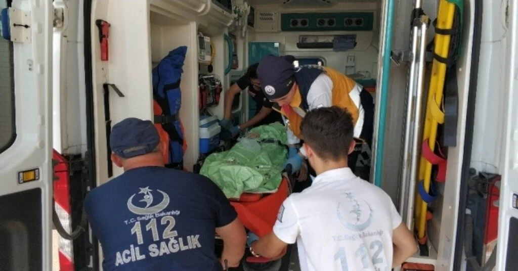 Kayalıklardan Denize Düşen Kızı Vatandaşlar Kurtardı