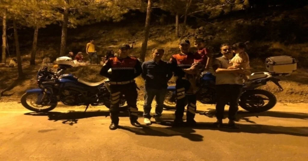 Kaybolan Çocuk Jandarma Tarafından Ailesine Teslim Edildi