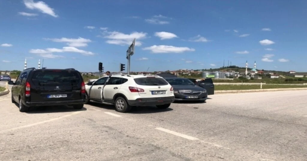 Kaynarcada İki Otomobil Çarpıştı: 1 Yaralı