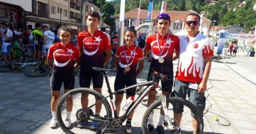 Kayserili Sporcular Türk Bayrağını Sırbistanda Dalgalandırdı