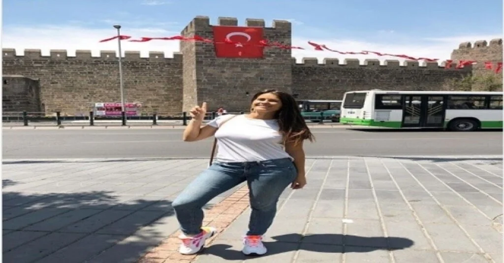 Kayserisporlu Taraftarlardan Dorothee Poulaine Süpersin Yenge!