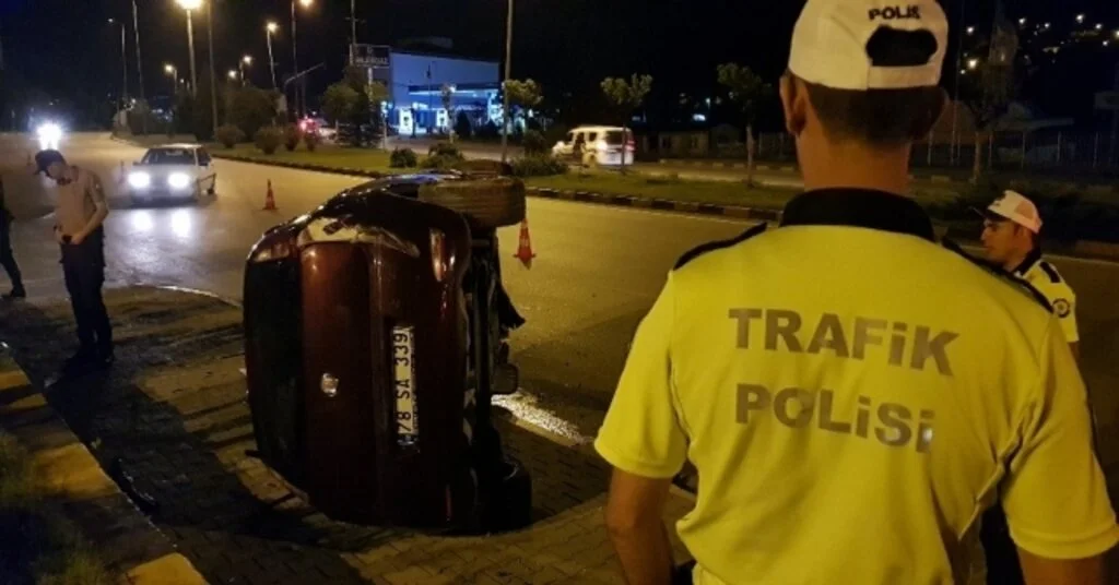 Kaza Yaptığı Otomobili Bırakıp Kaçtı
