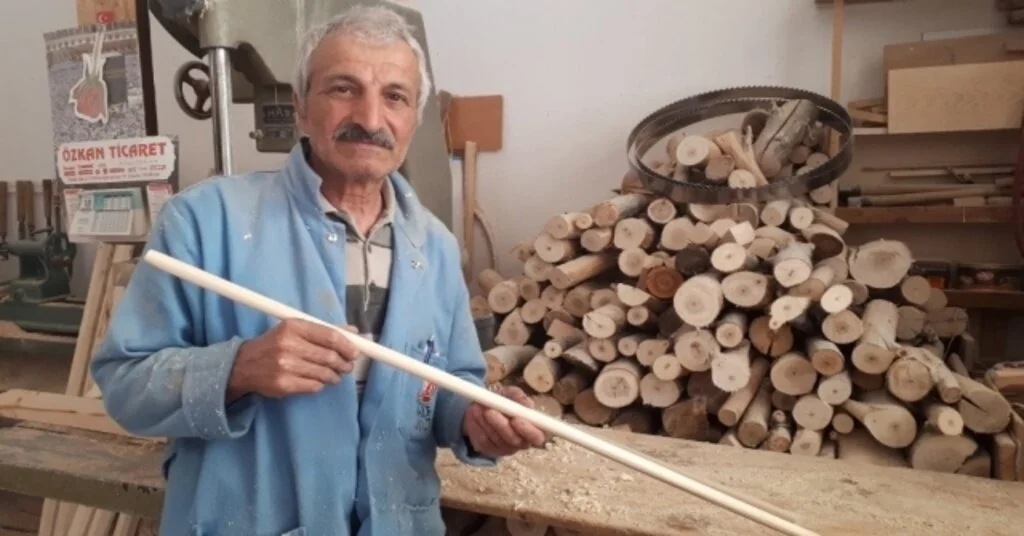Kazma, Kürek Ve Balta Gibi Aletlere Sap Yaparak Mesleğini Yarım Asırdır Sürdürüyor