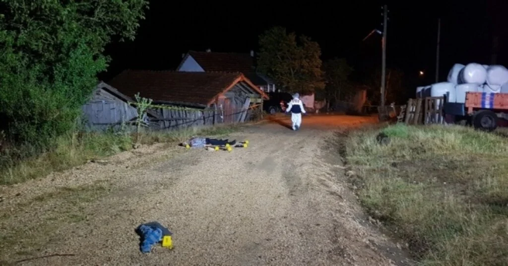 Kendisine Baltayla Saldıran Baba Ve Oğlunu Tüfekle Öldürdü