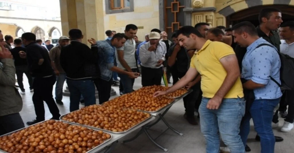 Kırşehir Protokolü Hain Darbe Girişiminin Yıl Dönümünde Şehitliği Ziyaret Etti