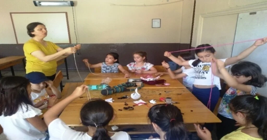 Kız Öğrenciler Yaz Tatilinde El Becerilerini Geliştirecek
