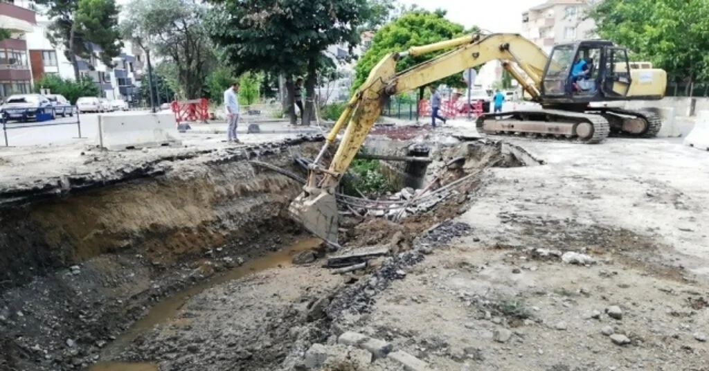 Kocaelide Aniden Çöken Yol Onarılıyor