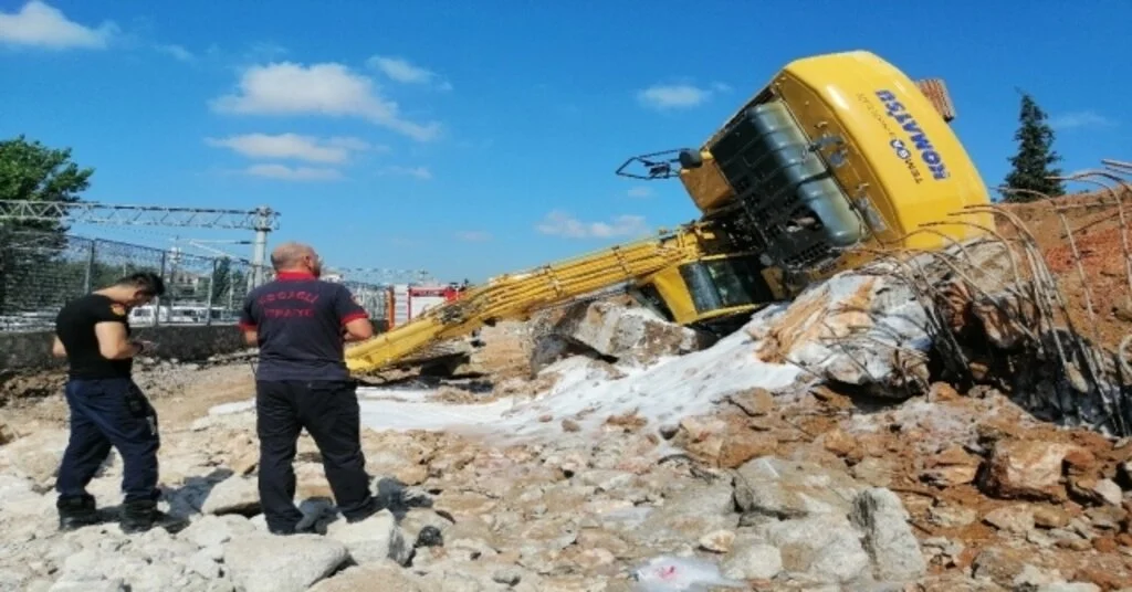 Kocaelide İş Makinesi Devrildi: 1 Yaralı