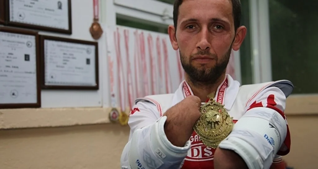 Kollarını kaybettikten sonra hayata spor ile tutundu