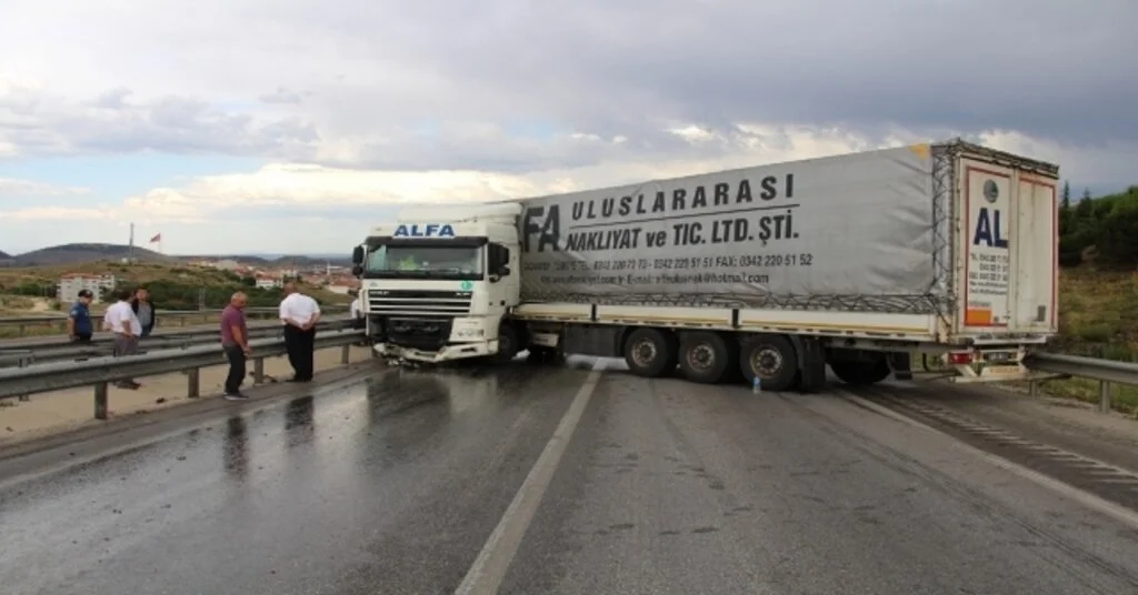 Kontrolden Çıkan Tır, Karayolunu Trafiğe Kapattı