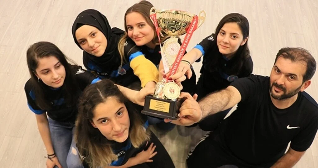 KÖYDEN GELİP TÜRKİYE ŞAMPİYONU OLDULAR