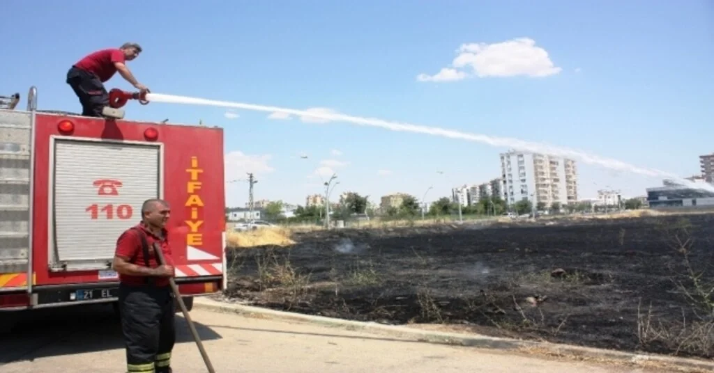 Kurumuş Otlar Alev Aldı, Vatandaşlar Zor Anlar Yaşadı