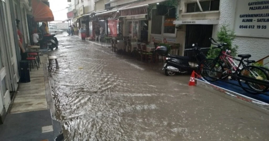 Kuşadasında Sağanak Yağış Yolları Göle Çevirdi