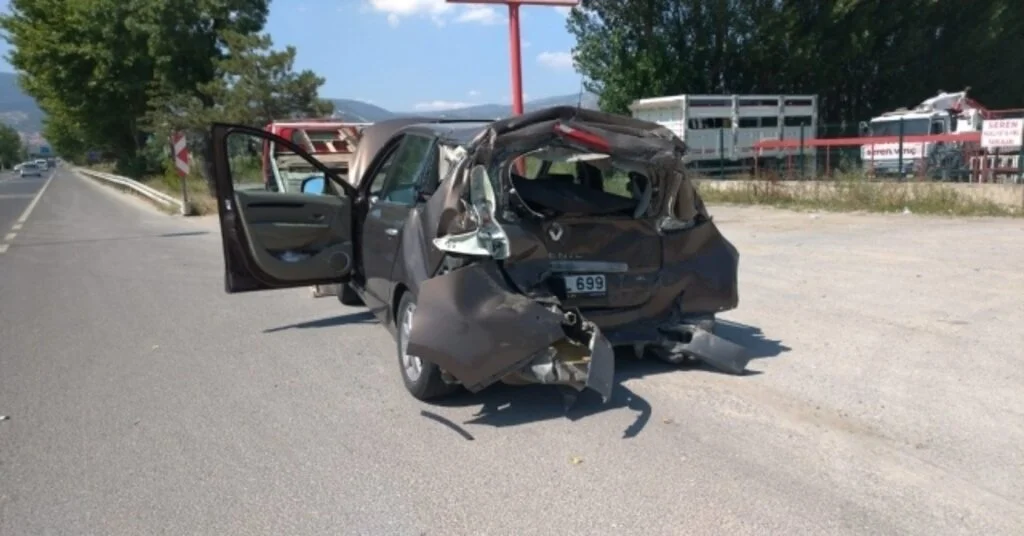Kütahyada Kamyon Otomobile Çarptı: 4 Yaralı