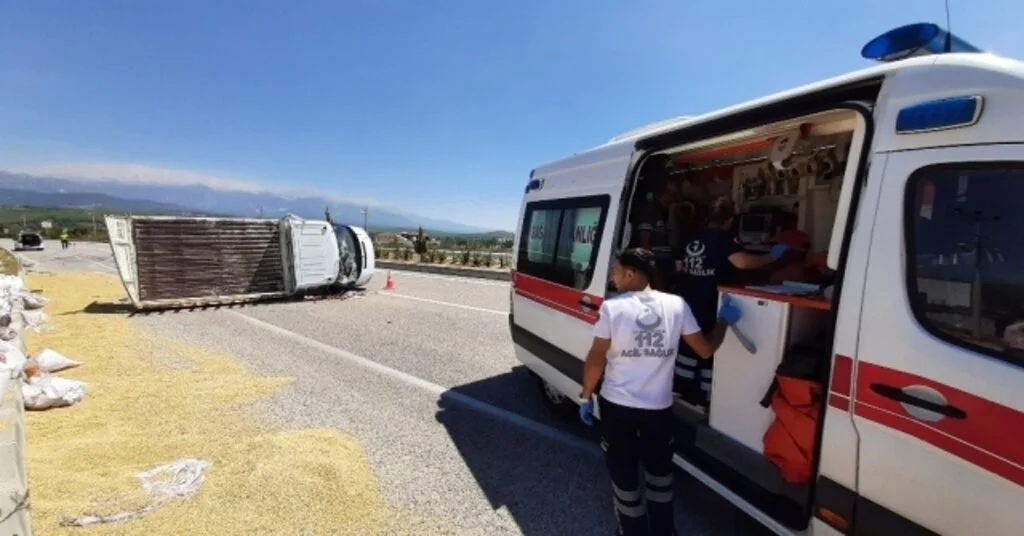 Lastiği Patlayan Kamyonet Devrildi; 3  Yaralı