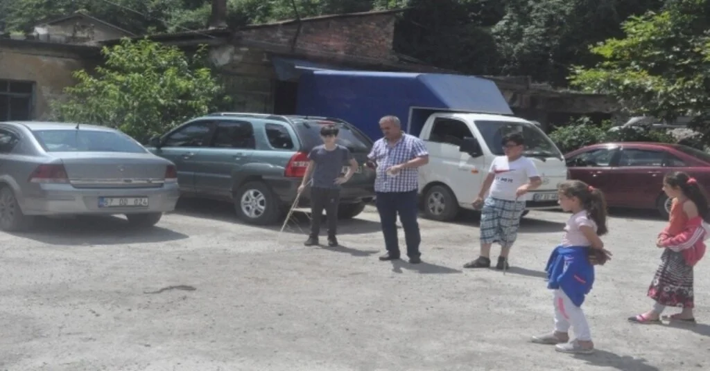 Mahalle Arasında Ortaya Çıkan 3 Metrelik Su Yılanı Dereye Bırakıldı