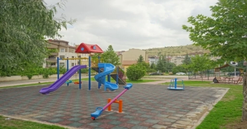 Mahallelerdeki Çocuk Parkları Yenileniyor
