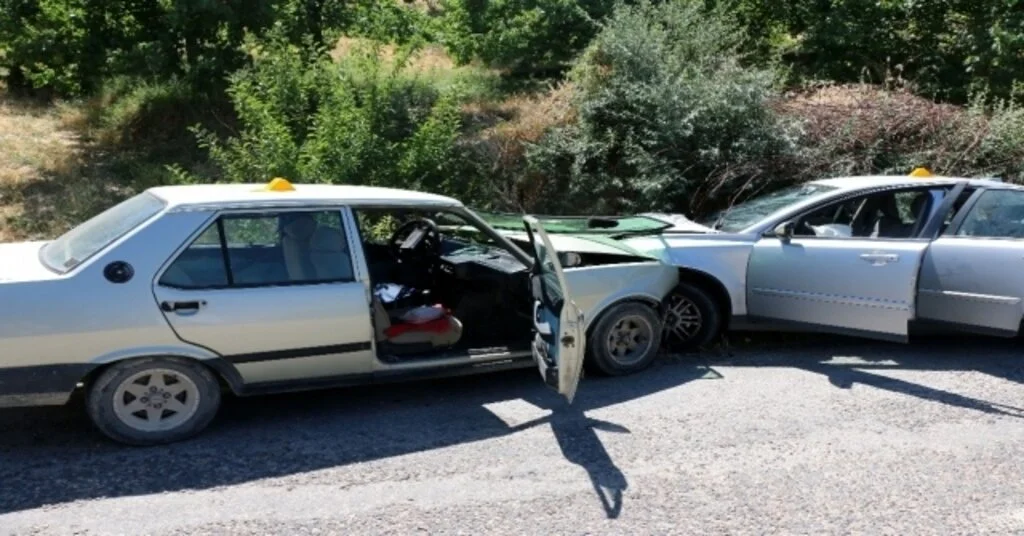 Malatyada İki Otomobil Kafa Kafaya Çarpıştı: 1 Ölü, 2 Yaralı