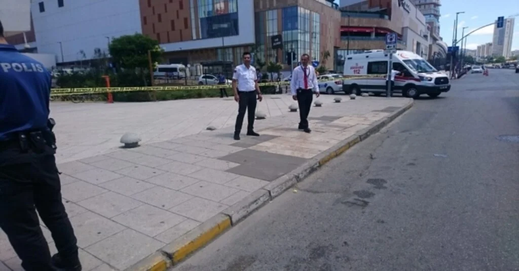 Maltepede Eski Eşiyle Tartışan Şahıs Kafasına Silah Dayadı