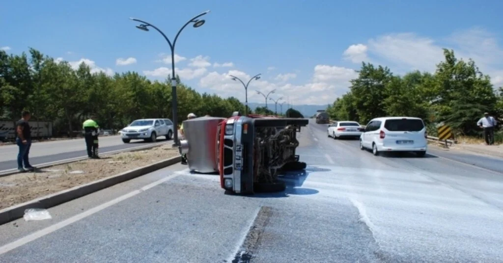 Manisada Kamyonet Devrildi, 2 Ton Süt Yola Döküldü