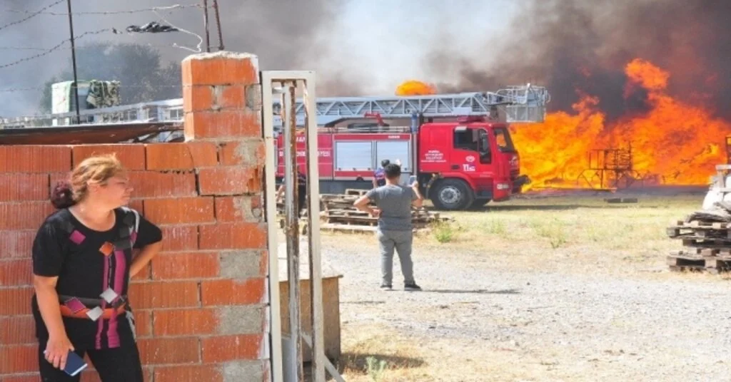 Manisada Ot Yangını Palet Fabrikasını Küle Çevirdi