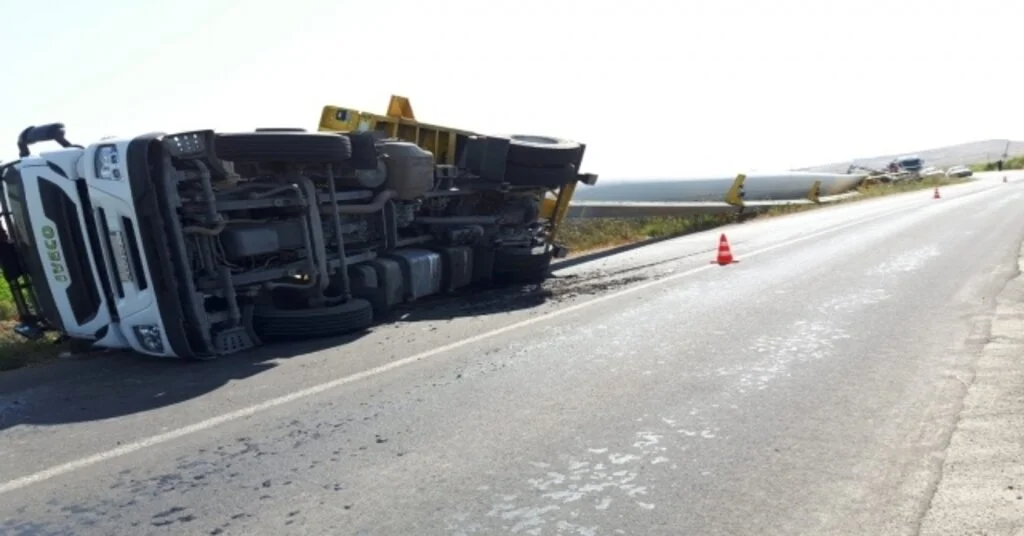 Menemende Rüzgar Türbininin Kanadını Taşıyan Tır Devrildi