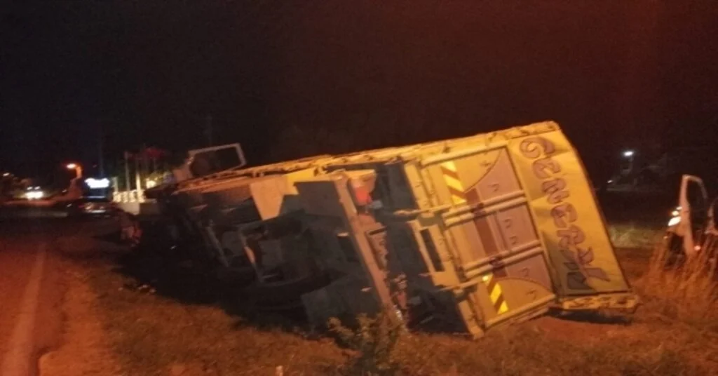 Mermer Yüklü Tır Devrildi, Şoför Yaralandı