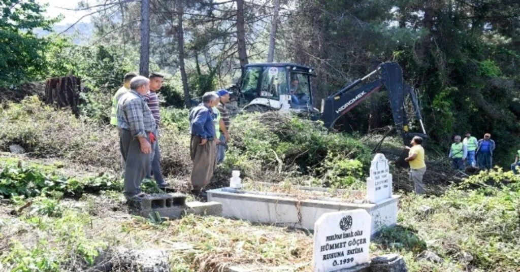 Mersinde Belediye Ekipleriyle Vatandaşlar Mezarlık Temizliği Yaptı
