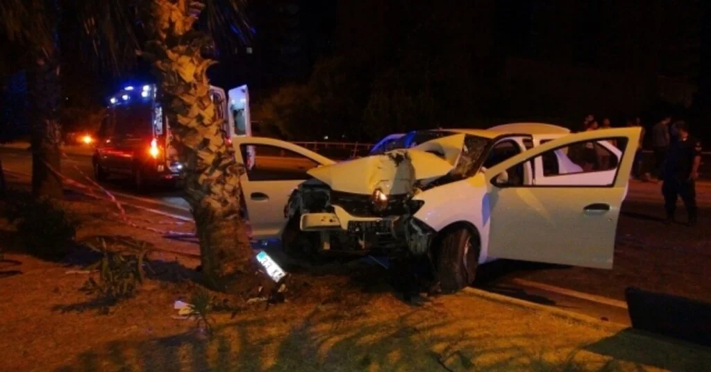 Mersinde Trafik Kazası: 2 Ölü, 4 Yaralı