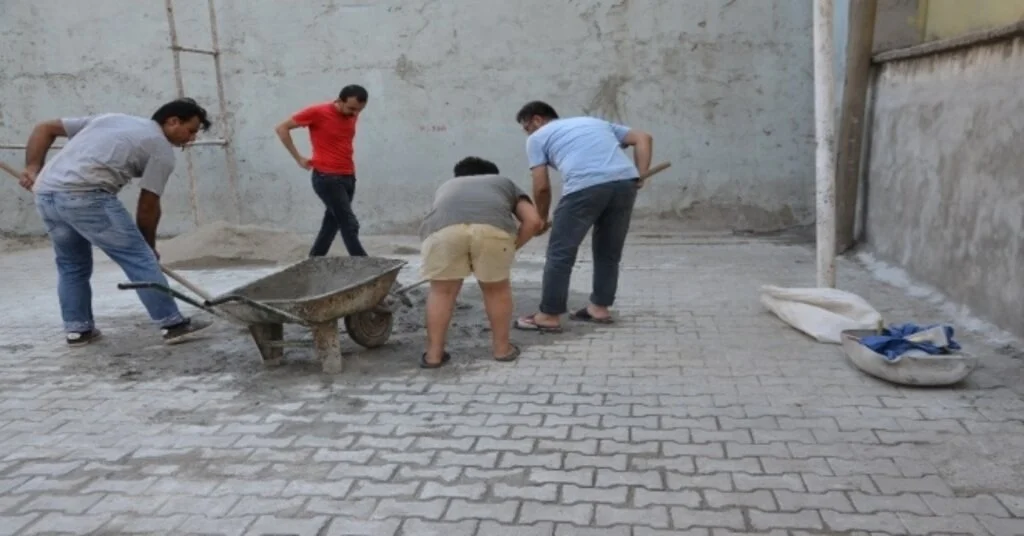 Meslektaşları Tatilde, Onlar Okulu Yeniliyor