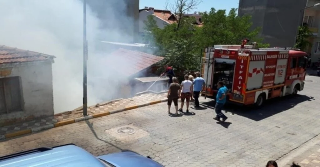 Metruk Evin Bahçesinde Çıkan Yangın Korkuttu