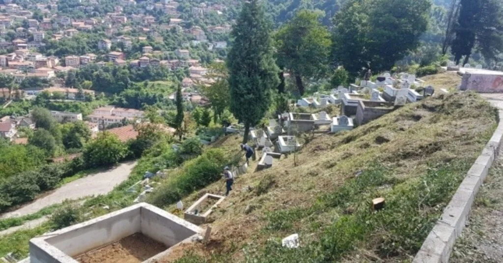 Mezarlıklarda Bayram Temizliği Sürüyor