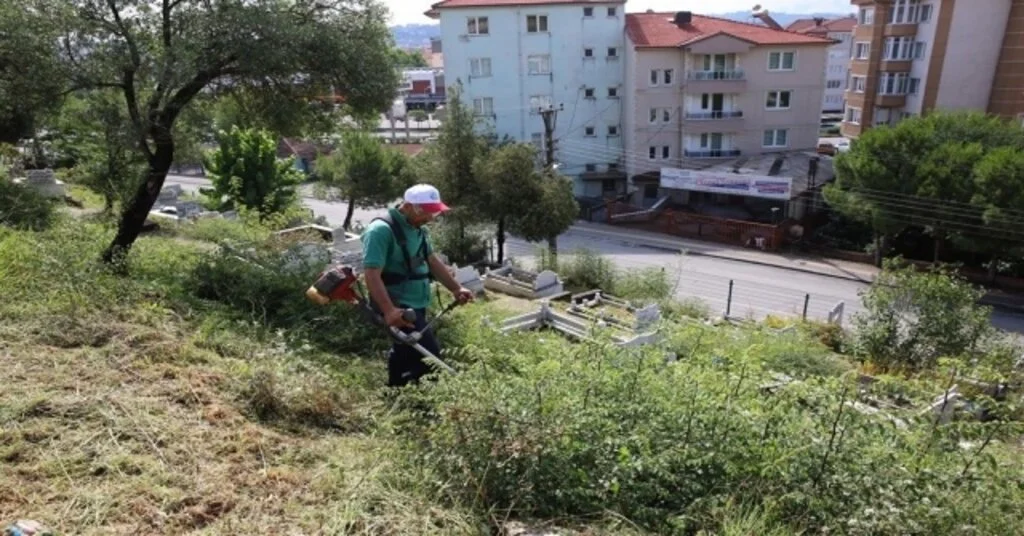 Mezarlıklarda Temizlik Çalışması