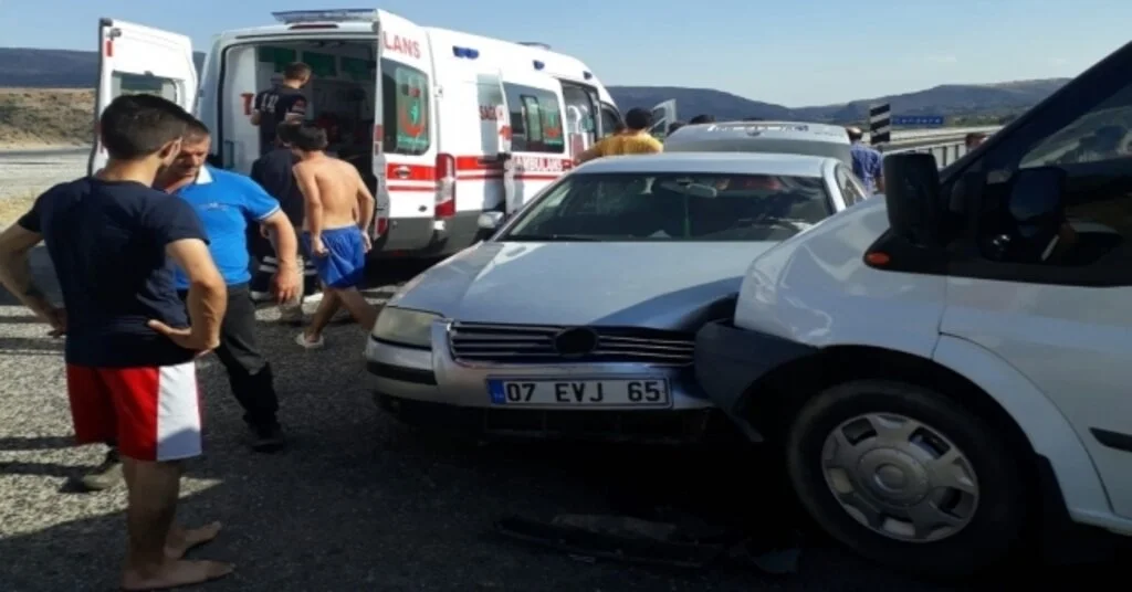 Minibüs İle Otomobil Çarpıştı
