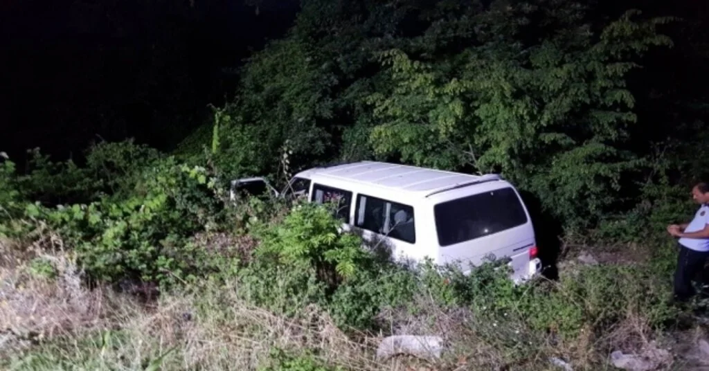 Minibüs Şarampole Uçtu: 1 Yaralı
