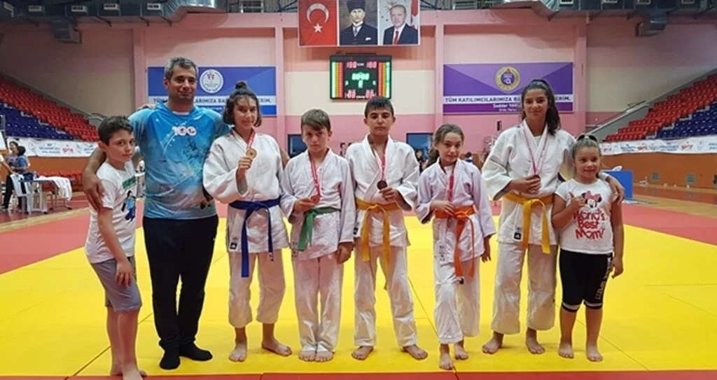 MİNİK YÜREKLERDEN BÜYÜK BAŞARI