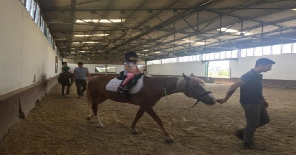 Minikler Hem Binicilik Sporunu Öğreniyor Hem De Keyifli Zaman Geçiriyor