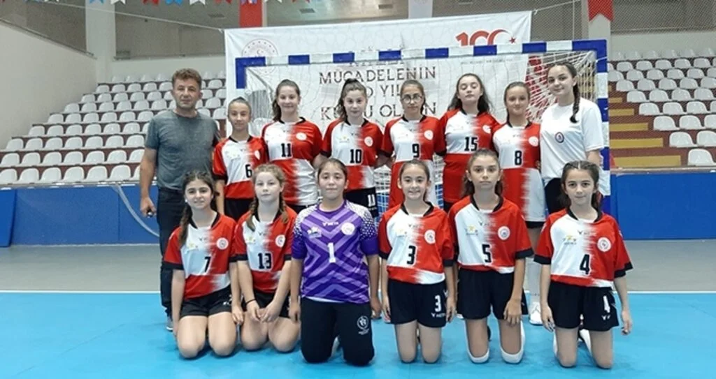 MİNİKLERİN RAKİBİ ADANA 